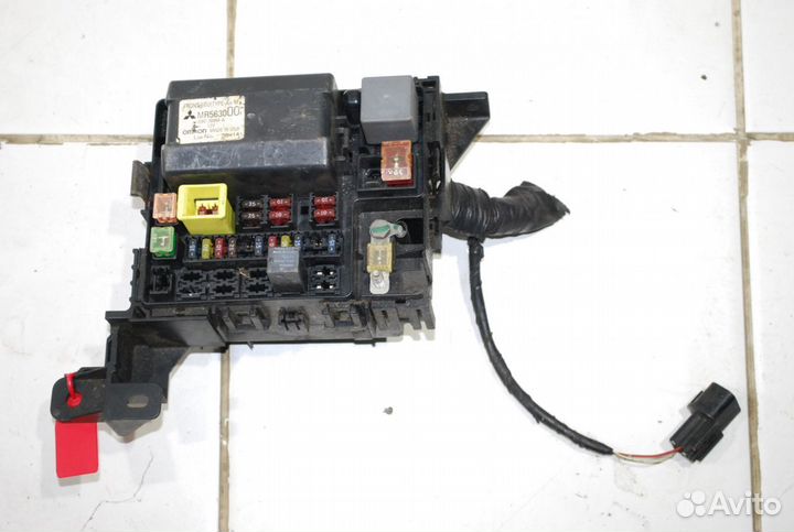 Блок предохранителей подкапотный Mitsubishi Galant