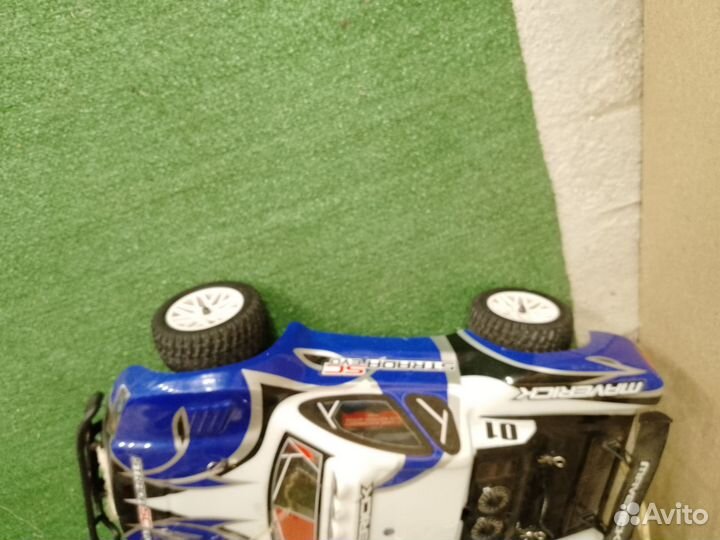 На радиоуправлении машинка