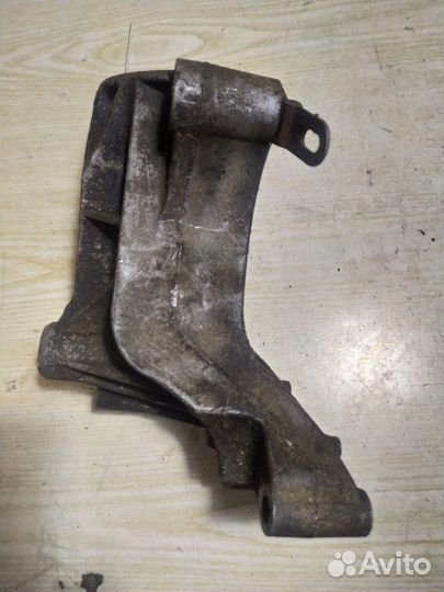 Кронштейн гидроусилителя Mitsubishi Delica 4B12