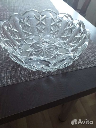 Ваза хрустальная очень большая. Необычно красивая