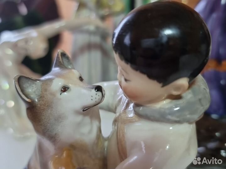 Фарфоровая статуэтка Якут с собакой
