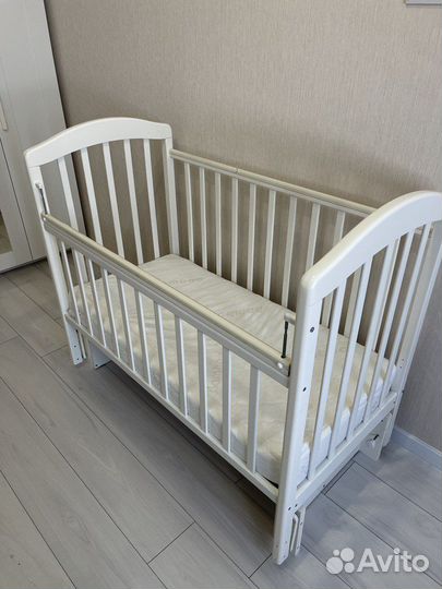 Детская кроватка с маятником