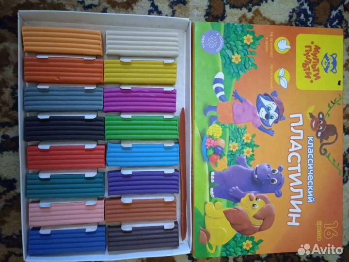 Тетради школьные, пластилин, альбом для рисования