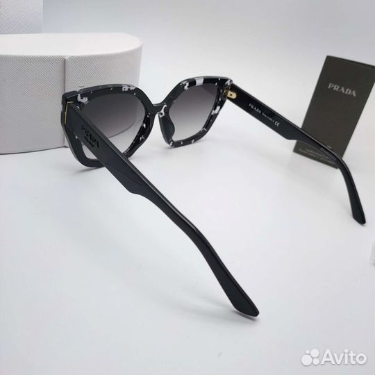 Женские солнцезащитные очки Prada