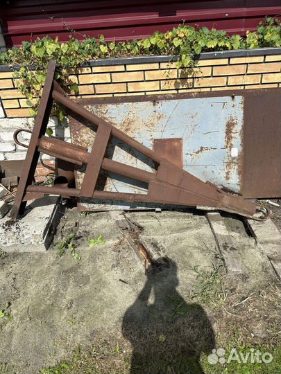 Крепление запаски и жёсткая сцепка для грузовика