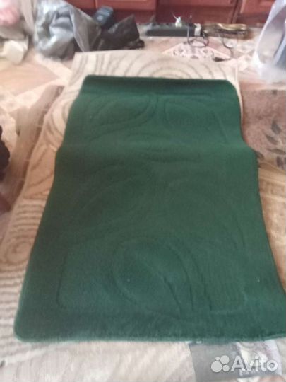 Коврик прикроватный остался один зелёный
