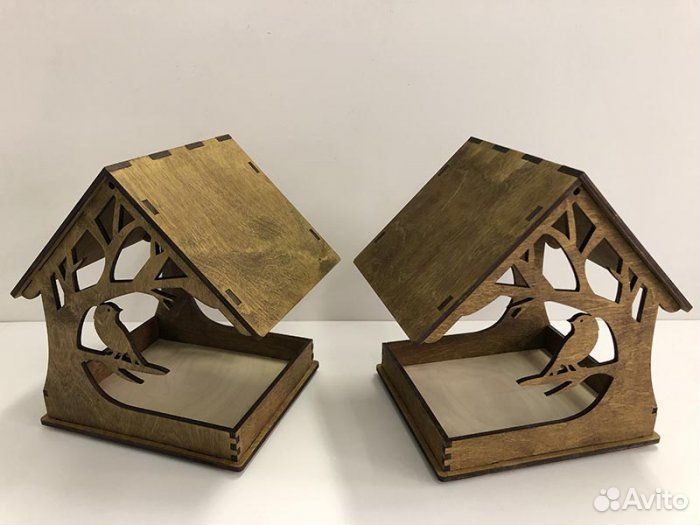 Кормушка для птиц и белок из дерева