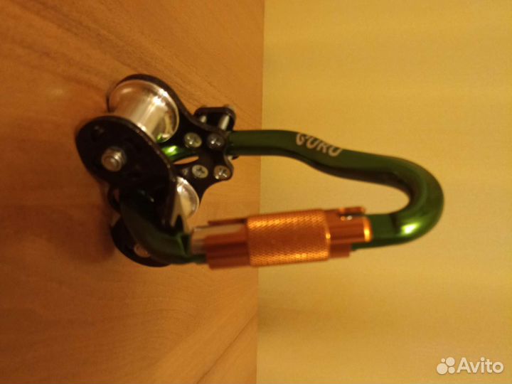 Трекинговый ролик на карабине Guru