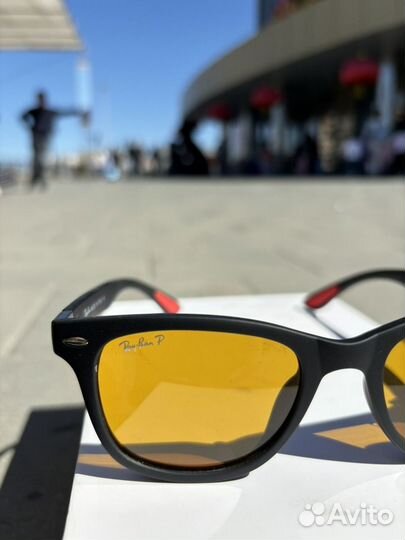 Солнцезащитные очки RAY BAN