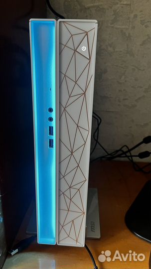 Игровой компьютер с монитором и клавиатурой