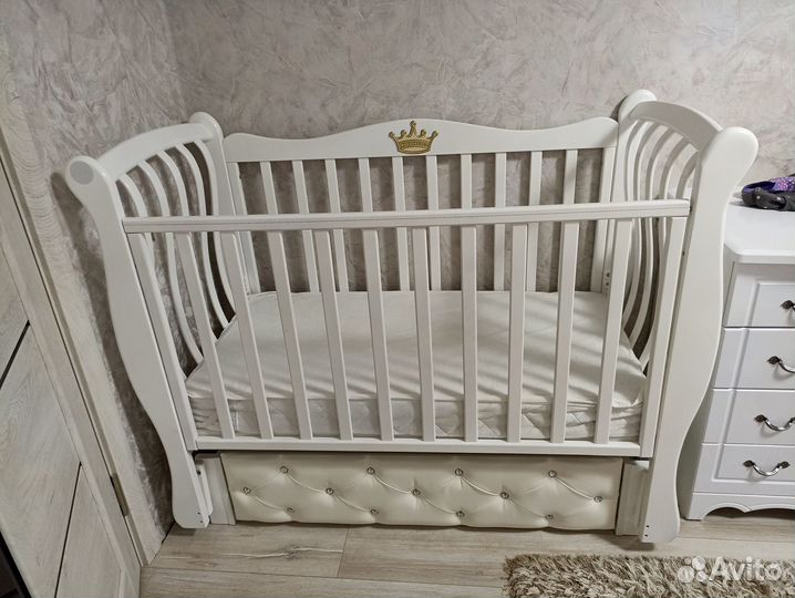 Детская кроватка с маятником и ящиком