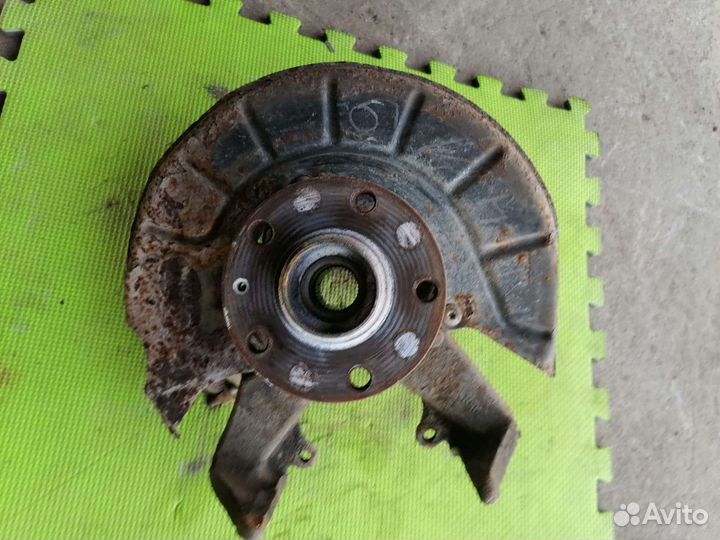 Кулак поворотный правый Фольксваген Гольф 5 плюс