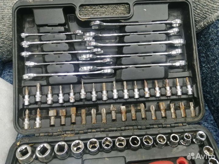 Набор инструментов для авто в чемодане