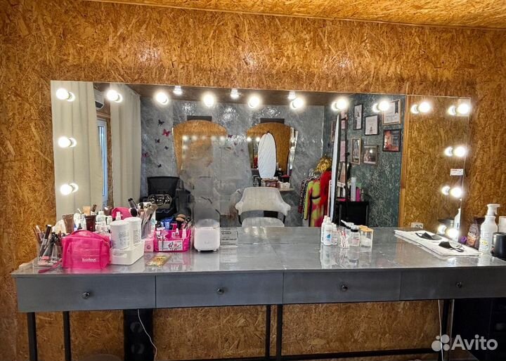 Туалетный столик с зеркалом и подсветкой