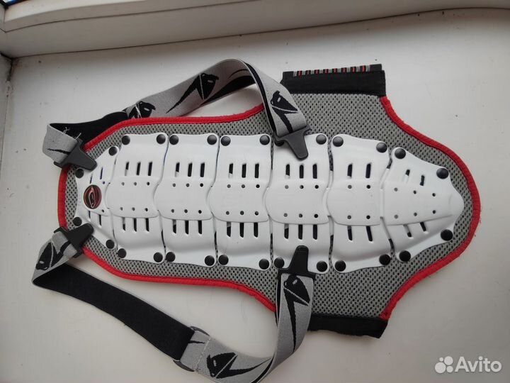 Горнолыжный шлем uvex и защита спины