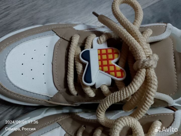 Кроссовки женские