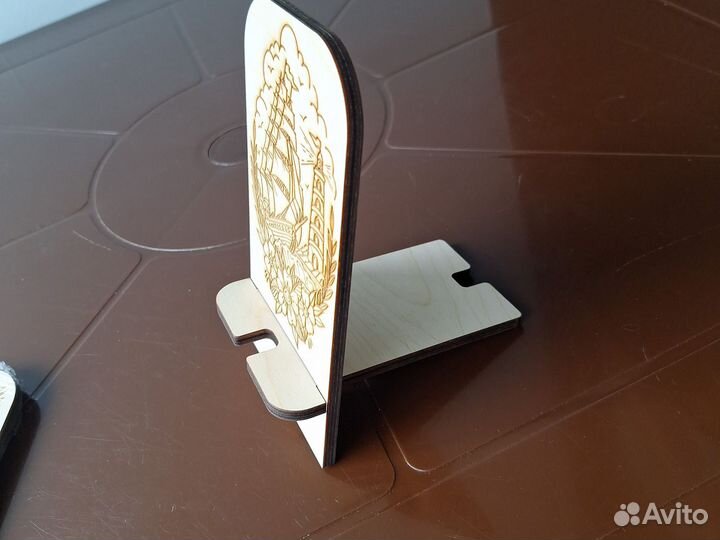 Подставка для телефона из дерева