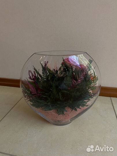 Розы в стеклянной вазе