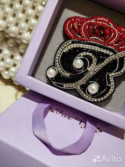 Брошь буква В с короной