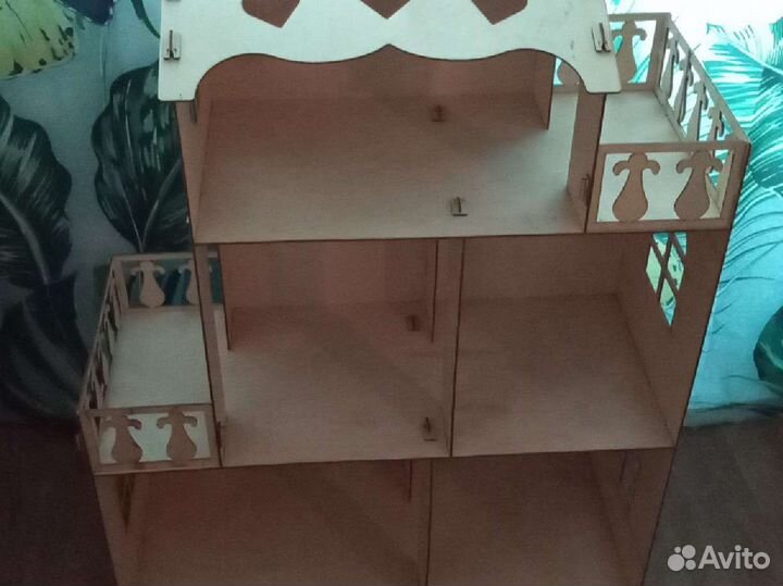 Домик для кукол деревянный с мебелью б/у