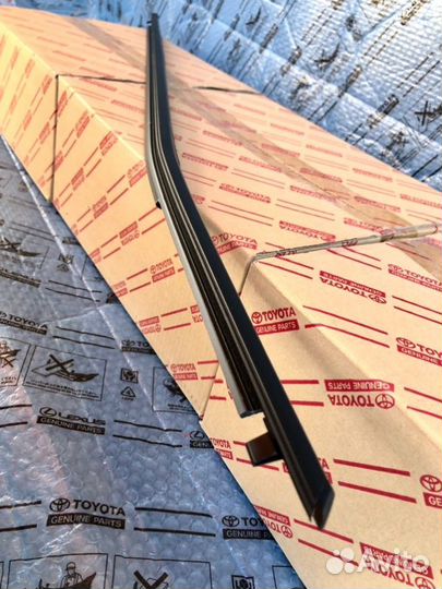 Молдинг двери передний правый Toyota Rav4 XA50