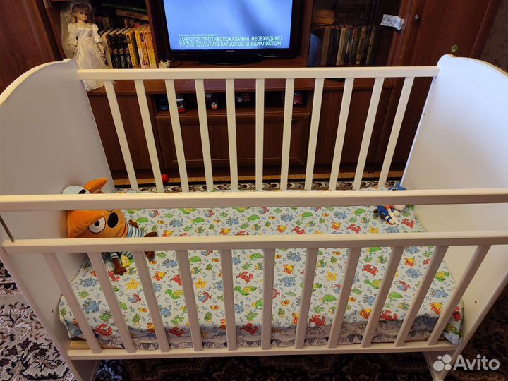Детская кроватка с маятником