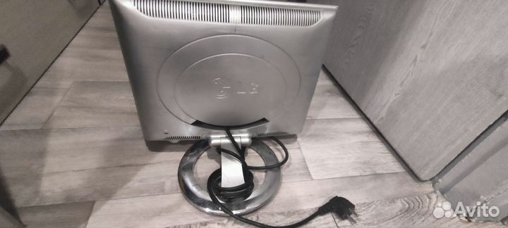 Монитор LG flatron l1520b