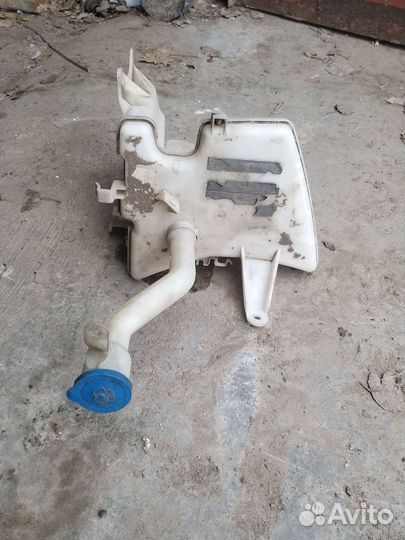 Бачек омывателя тойота аурис e150