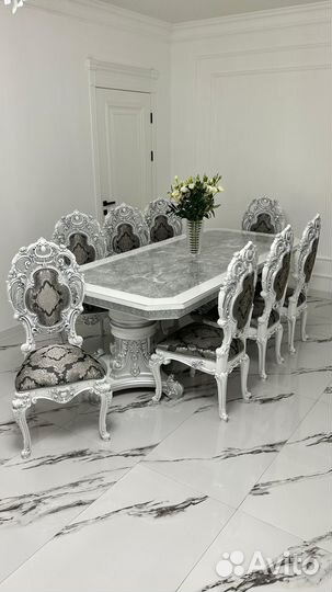 Стол и стулья 