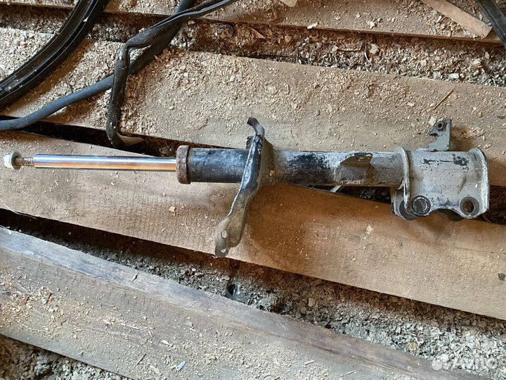 Стойка амортизатора задния права Toyota highlander