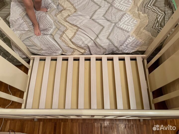 Детская кроватка с маятником и ящиком можга