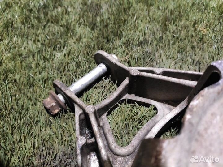 Рычаг подвески нижний задний левый Nissan Stagea