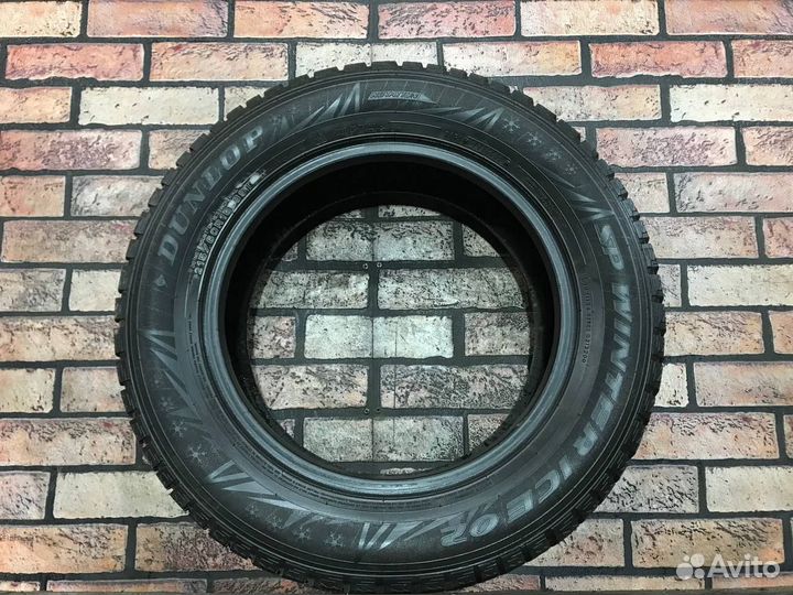 Dunlop SP Winter Ice 02 215/60 R16 99T