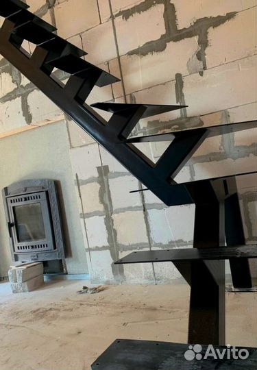 Лестница на металлокаркасе закрытого типа