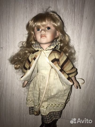 Кукла фарфоровая