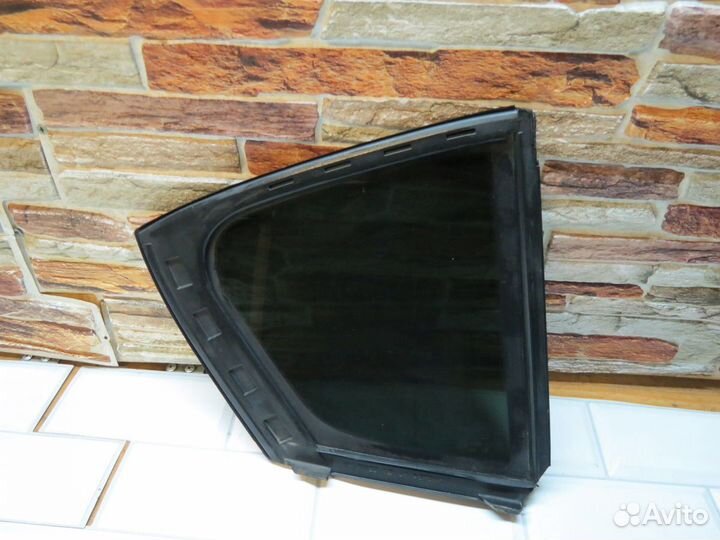 Форточка двери задняя левая Kia Quoris