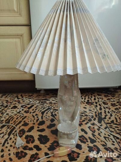 Лампа настольная с керамической фигурой