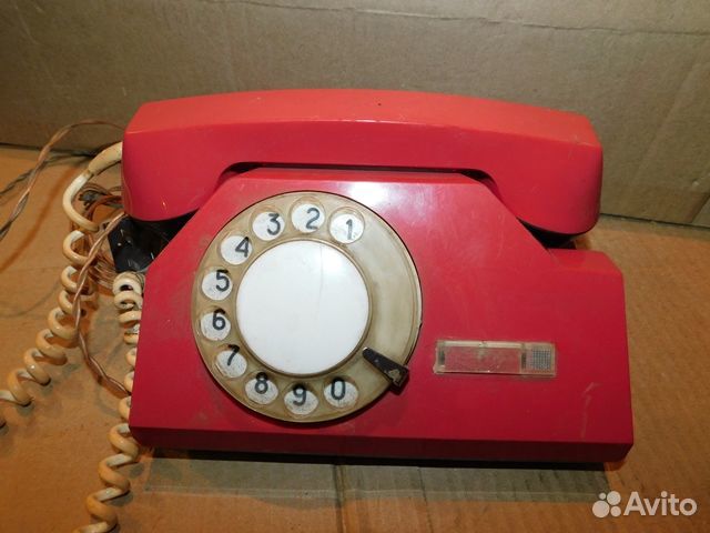 Советский дисковый телефон красного цвета СССР