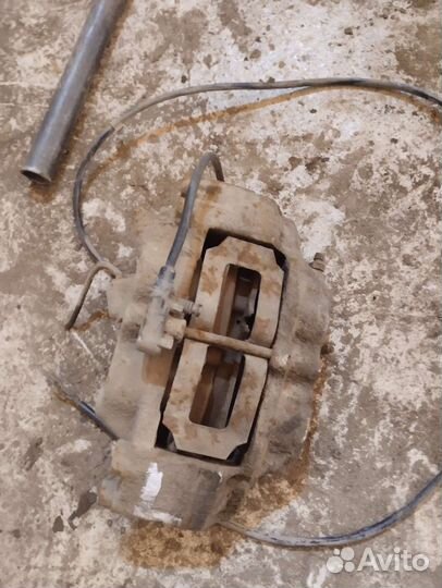 Тормозной суппорт левый на Мерседес Бенс Бус