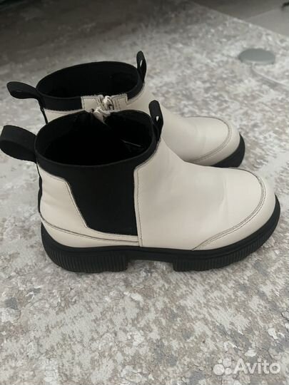 Продпю ботинки на девочку zara размер 27