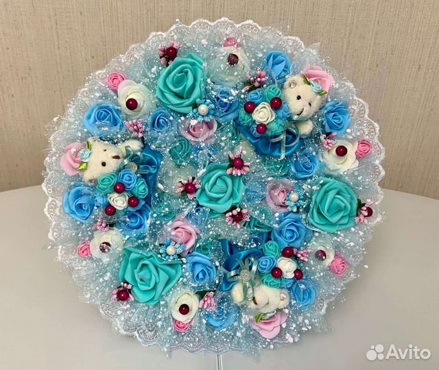 Букет из мягких игрушек с двумя мишками в розах