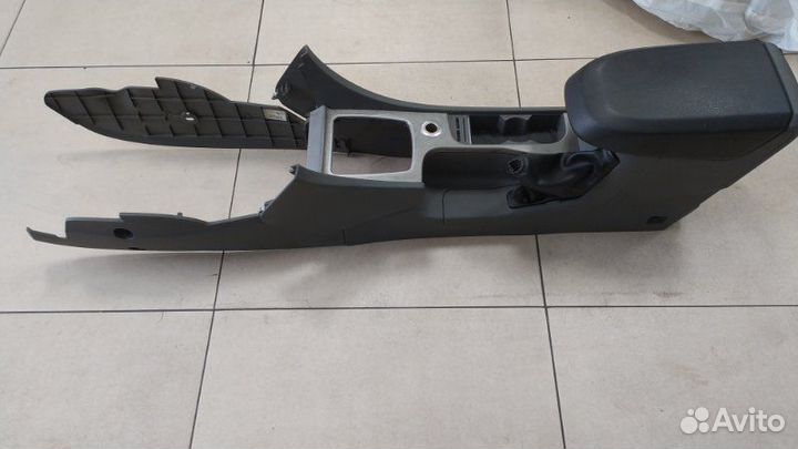 Консоль центральная (подлокотник) Ford Focus 2