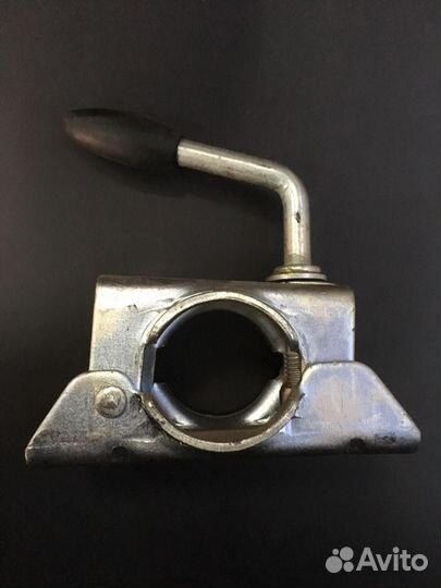 Хомут опорного элемента на легковой прицеп