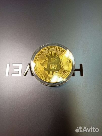 Монета биткоин, сувенир