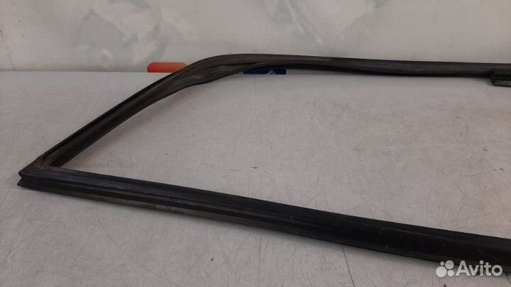 Уплотнительная резинка стекла двери передняя