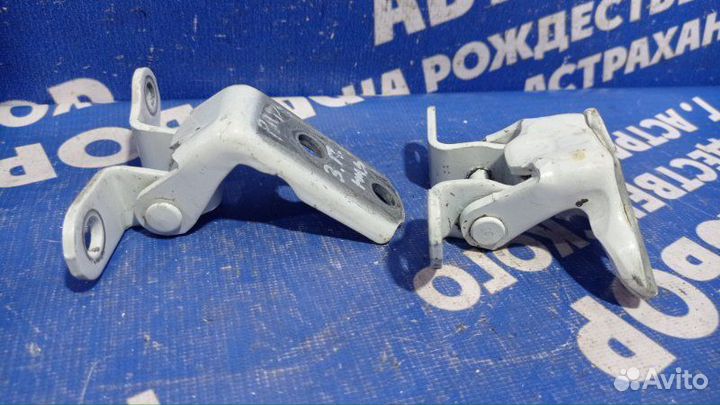 Петля двери Toyota Rav4 кроссовер 2010