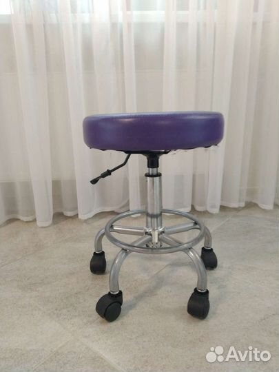 Стул для мастера маникюра на колесиках