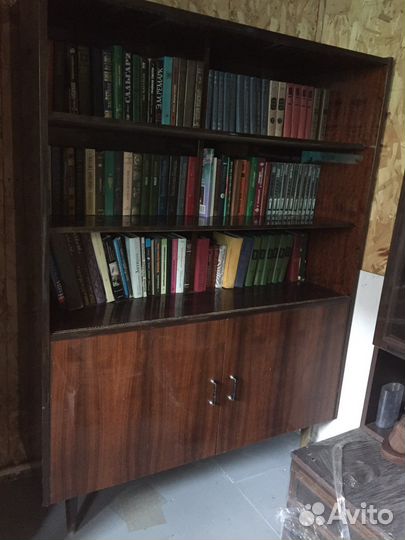 Книжный шкаф