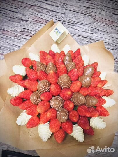 Шикарные букеты из клубники и роз