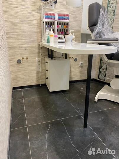 Маникюрный стол